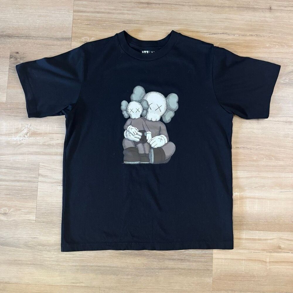 Kaws X Uniqlo Companion Graphic Black Men’s Shirt Size Medium Streetwear Edgy